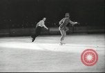 Standbild Eiskunstlauf Berlin Deutschland, 1942, aus Sekunde 32 historischem Filmmaterial Videoclip 65675057934