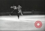 Standbild Eiskunstlauf Berlin Deutschland, 1942, aus Sekunde 33 historischem Filmmaterial Videoclip 65675057934