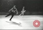 Standbild Eiskunstlauf Berlin Deutschland, 1942, aus Sekunde 35 historischem Filmmaterial Videoclip 65675057934