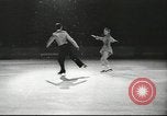Standbild Eiskunstlauf Berlin Deutschland, 1942, aus Sekunde 36 historischem Filmmaterial Videoclip 65675057934