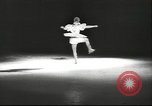 Standbild Eiskunstlauf Berlin Deutschland, 1942, aus Sekunde 38 historischem Filmmaterial Videoclip 65675057934