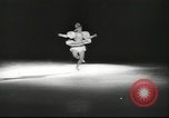 Standbild Eiskunstlauf Berlin Deutschland, 1942, aus Sekunde 39 historischem Filmmaterial Videoclip 65675057934