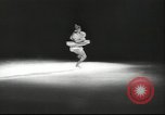 Standbild Eiskunstlauf Berlin Deutschland, 1942, aus Sekunde 40 historischem Filmmaterial Videoclip 65675057934