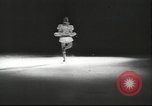 Standbild Eiskunstlauf Berlin Deutschland, 1942, aus Sekunde 41 historischem Filmmaterial Videoclip 65675057934