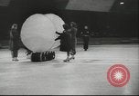 Standbild Eiskunstlauf Berlin Deutschland, 1942, aus Sekunde 43 historischem Filmmaterial Videoclip 65675057934