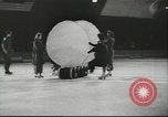 Standbild Eiskunstlauf Berlin Deutschland, 1942, aus Sekunde 44 historischem Filmmaterial Videoclip 65675057934