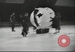 Standbild Eiskunstlauf Berlin Deutschland, 1942, aus Sekunde 45 historischem Filmmaterial Videoclip 65675057934