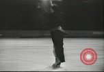 Standbild Eiskunstlauf Berlin Deutschland, 1942, aus Sekunde 46 historischem Filmmaterial Videoclip 65675057934