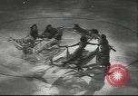 Standbild Eiskunstlauf Berlin Deutschland, 1942, aus Sekunde 48 historischem Filmmaterial Videoclip 65675057934