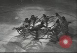 Standbild Eiskunstlauf Berlin Deutschland, 1942, aus Sekunde 50 historischem Filmmaterial Videoclip 65675057934
