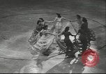 Standbild Eiskunstlauf Berlin Deutschland, 1942, aus Sekunde 51 historischem Filmmaterial Videoclip 65675057934