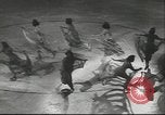Standbild Eiskunstlauf Berlin Deutschland, 1942, aus Sekunde 52 historischem Filmmaterial Videoclip 65675057934