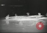 Standbild Eiskunstlauf Berlin Deutschland, 1942, aus Sekunde 56 historischem Filmmaterial Videoclip 65675057934