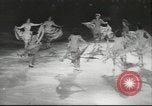 Standbild Eiskunstlauf Berlin Deutschland, 1942, aus Sekunde 62 historischem Filmmaterial Videoclip 65675057934