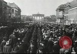 Immagine di Presentano militare Vienna Austria, 1942, secondo 16 filmato di repertorio 65675057939