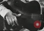 Standbild flämischen Musiker Berlin Deutschland, 1942, aus Sekunde 8 historischem Filmmaterial Videoclip 65675057940