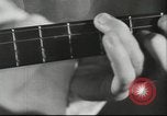 Standbild flämischen Musiker Berlin Deutschland, 1942, aus Sekunde 9 historischem Filmmaterial Videoclip 65675057940