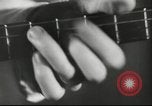 Standbild flämischen Musiker Berlin Deutschland, 1942, aus Sekunde 10 historischem Filmmaterial Videoclip 65675057940