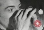 Standbild flämischen Musiker Berlin Deutschland, 1942, aus Sekunde 16 historischem Filmmaterial Videoclip 65675057940