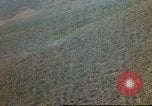 Standbild Luftangriffe Südostasien, 1962, aus Sekunde 56 historischem Filmmaterial Videoclip 65675058008
