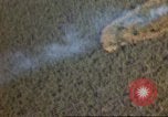 Standbild Luftangriffe Südostasien, 1962, aus Sekunde 61 historischem Filmmaterial Videoclip 65675058008