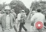 Image sélecteurs orange américain mexicain Farmersville California USA, 1968, de la seconde 5 séquences d'archives historiques vidéo 65675058040