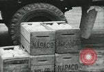 Standbild mexikanischen American orange Picker Farmersville California USA, 1968, aus Sekunde 27 historischem Filmmaterial Videoclip 65675058042
