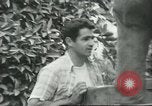 Standbild mexikanischen American orange Picker Farmersville California USA, 1968, aus Sekunde 47 historischem Filmmaterial Videoclip 65675058042