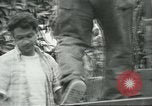 Standbild mexikanischen American orange Picker Farmersville California USA, 1968, aus Sekunde 48 historischem Filmmaterial Videoclip 65675058042