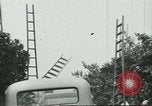 Standbild mexikanischen American orange Picker Farmersville California USA, 1968, aus Sekunde 61 historischem Filmmaterial Videoclip 65675058042