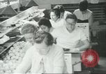 Standbild Verpackung Orangen zum Verkauf Farmersville California USA, 1968, aus Sekunde 7 historischem Filmmaterial Videoclip 65675058043