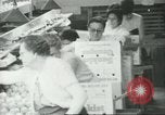 Standbild Verpackung Orangen zum Verkauf Farmersville California USA, 1968, aus Sekunde 9 historischem Filmmaterial Videoclip 65675058043