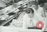 Standbild Verpackung Orangen zum Verkauf Farmersville California USA, 1968, aus Sekunde 16 historischem Filmmaterial Videoclip 65675058043