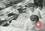 Standbild Verpackung Orangen zum Verkauf Farmersville California USA, 1968, aus Sekunde 17 historischem Filmmaterial Videoclip 65675058043