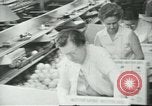Standbild Verpackung Orangen zum Verkauf Farmersville California USA, 1968, aus Sekunde 19 historischem Filmmaterial Videoclip 65675058043