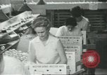 Standbild Verpackung Orangen zum Verkauf Farmersville California USA, 1968, aus Sekunde 21 historischem Filmmaterial Videoclip 65675058043