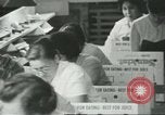 Standbild Verpackung Orangen zum Verkauf Farmersville California USA, 1968, aus Sekunde 23 historischem Filmmaterial Videoclip 65675058043
