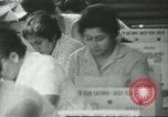 Standbild Verpackung Orangen zum Verkauf Farmersville California USA, 1968, aus Sekunde 25 historischem Filmmaterial Videoclip 65675058043