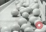 Standbild Verpackung Orangen zum Verkauf Farmersville California USA, 1968, aus Sekunde 41 historischem Filmmaterial Videoclip 65675058043