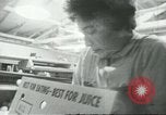 Standbild Verpackung Orangen zum Verkauf Farmersville California USA, 1968, aus Sekunde 56 historischem Filmmaterial Videoclip 65675058043