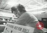 Standbild Verpackung Orangen zum Verkauf Farmersville California USA, 1968, aus Sekunde 57 historischem Filmmaterial Videoclip 65675058043