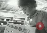 Standbild Verpackung Orangen zum Verkauf Farmersville California USA, 1968, aus Sekunde 58 historischem Filmmaterial Videoclip 65675058043