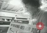 Standbild Verpackung Orangen zum Verkauf Farmersville California USA, 1968, aus Sekunde 59 historischem Filmmaterial Videoclip 65675058043
