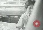 Standbild Verpackung Orangen zum Verkauf Farmersville California USA, 1968, aus Sekunde 61 historischem Filmmaterial Videoclip 65675058043