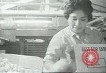 Standbild Verpackung Orangen zum Verkauf Farmersville California USA, 1968, aus Sekunde 62 historischem Filmmaterial Videoclip 65675058043