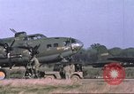 Standbild 303rd Bombardierung Gruppe England Molesworth Flugplatz, 1942, aus Sekunde 32 historischem Filmmaterial Videoclip 65675058064