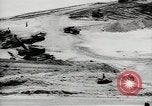 Standbild Erdbewegungsmaschinen Pacific Theater, 1944, aus Sekunde 32 historischem Filmmaterial Videoclip 65675058074