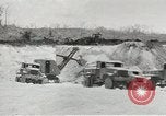 Standbild Erdbewegungsmaschinen Pacific Theater, 1944, aus Sekunde 48 historischem Filmmaterial Videoclip 65675058074