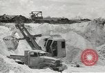 Standbild Erdbewegungsmaschinen Pacific Theater, 1944, aus Sekunde 50 historischem Filmmaterial Videoclip 65675058074