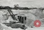 Standbild Erdbewegungsmaschinen Pacific Theater, 1944, aus Sekunde 52 historischem Filmmaterial Videoclip 65675058074